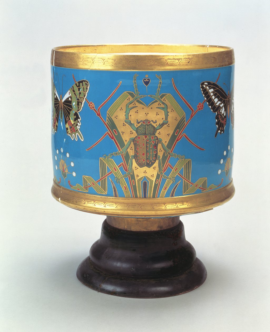 Jardiniere, dekoriert in Nachahmung von Cloisonné mit Käfern und Schmetterlingen, Minton & Co., 1867 von Christopher Dresser