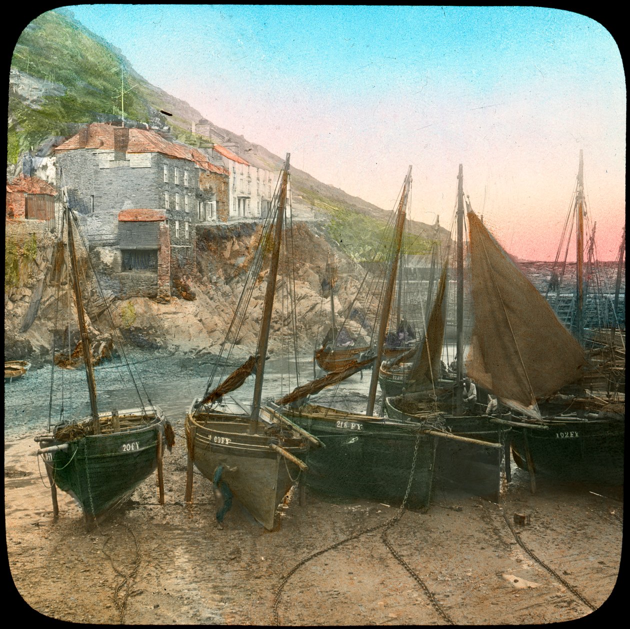 Fischereiflotte bei Ebbe, Polperro, Cornwall, späte 19. oder frühe 20. Jahrhundert von Church Army Lantern Department