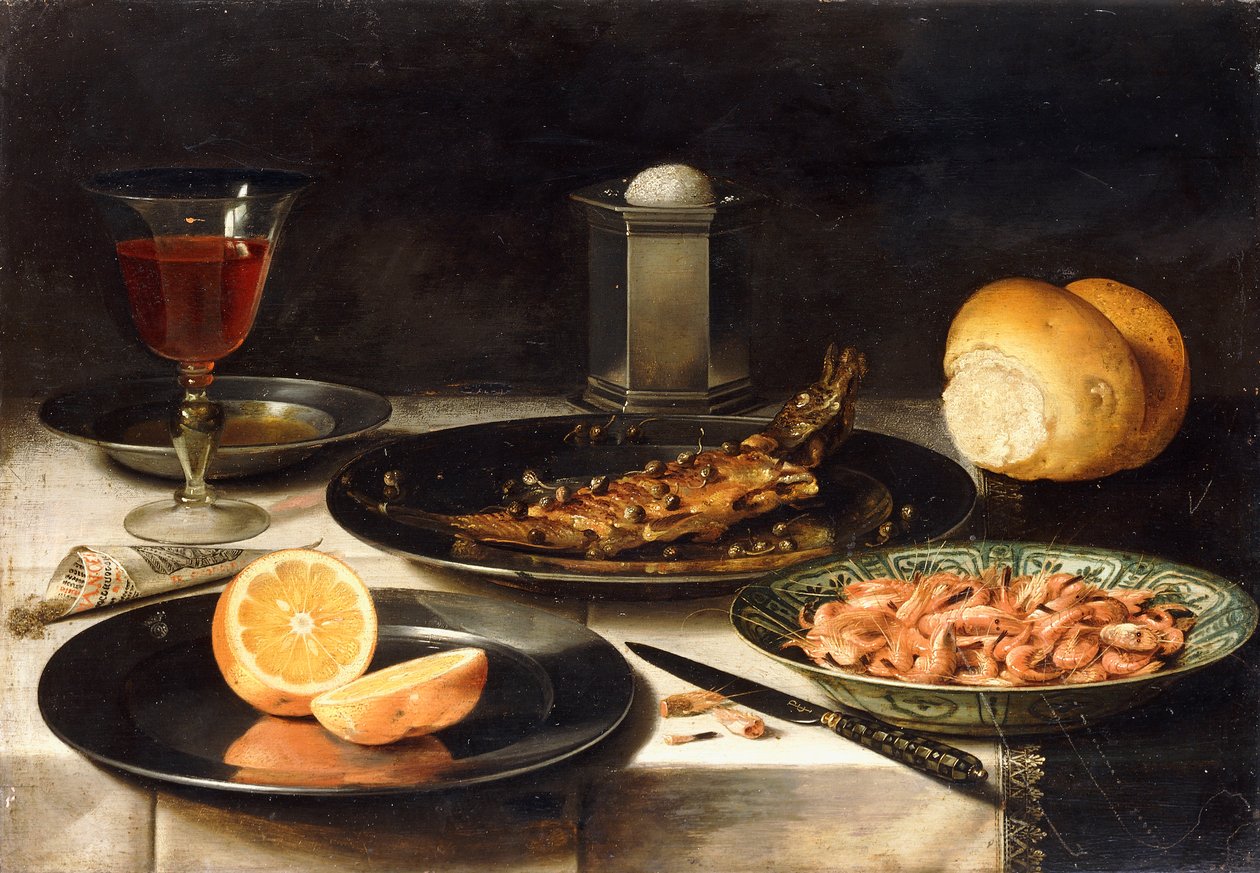 Ein Hering mit Kapern und eine geschnittene Orange auf Tellern und eine Schüssel mit Garnelen auf einem Tisch von Charlotte Evans