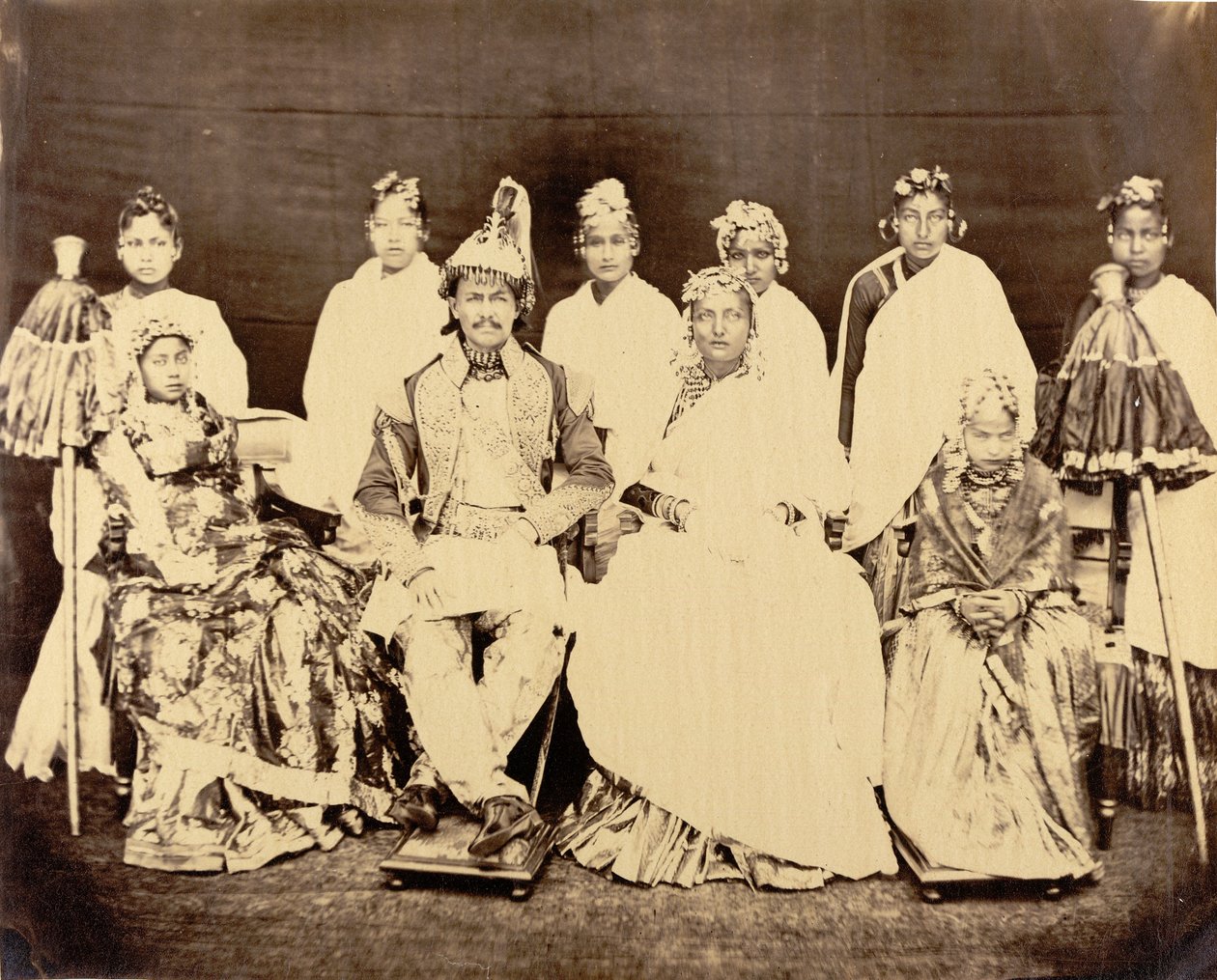 Jung Bahadoor mit seiner Hauptfrau, 2 Töchtern und Sklavinnen von Clarence Comyn Taylor