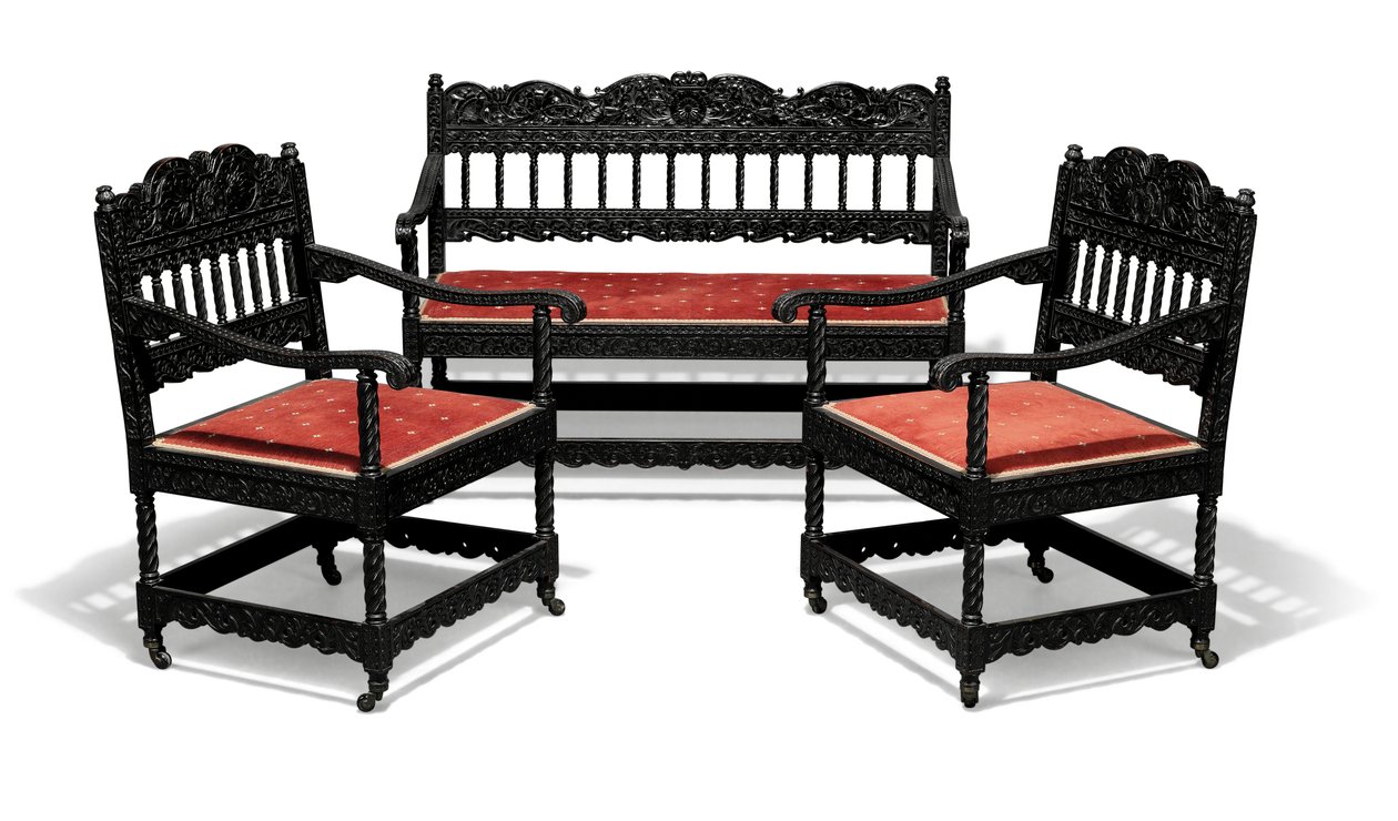 Spätviktorianisches geschnitztes ebonisiertes Sofa und Paar Sessel, spätes 19. Jahrhundert von Collinson and Lock