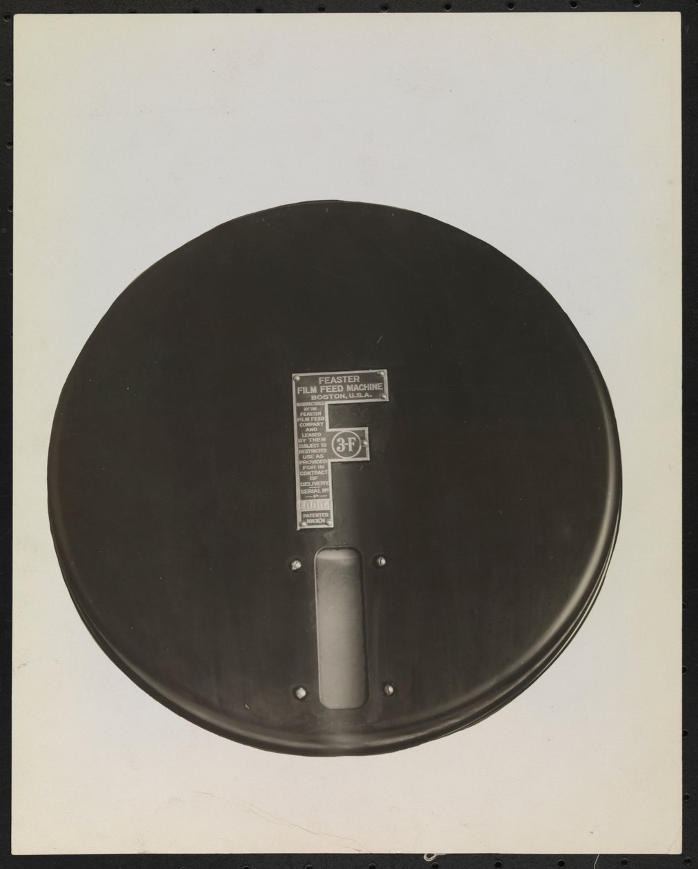 Feaster Film Feed Machine für Phonographenplatten, ausgeschnitten oder maskiert, um einen leeren Hintergrund zu erzeugen von Company Byron