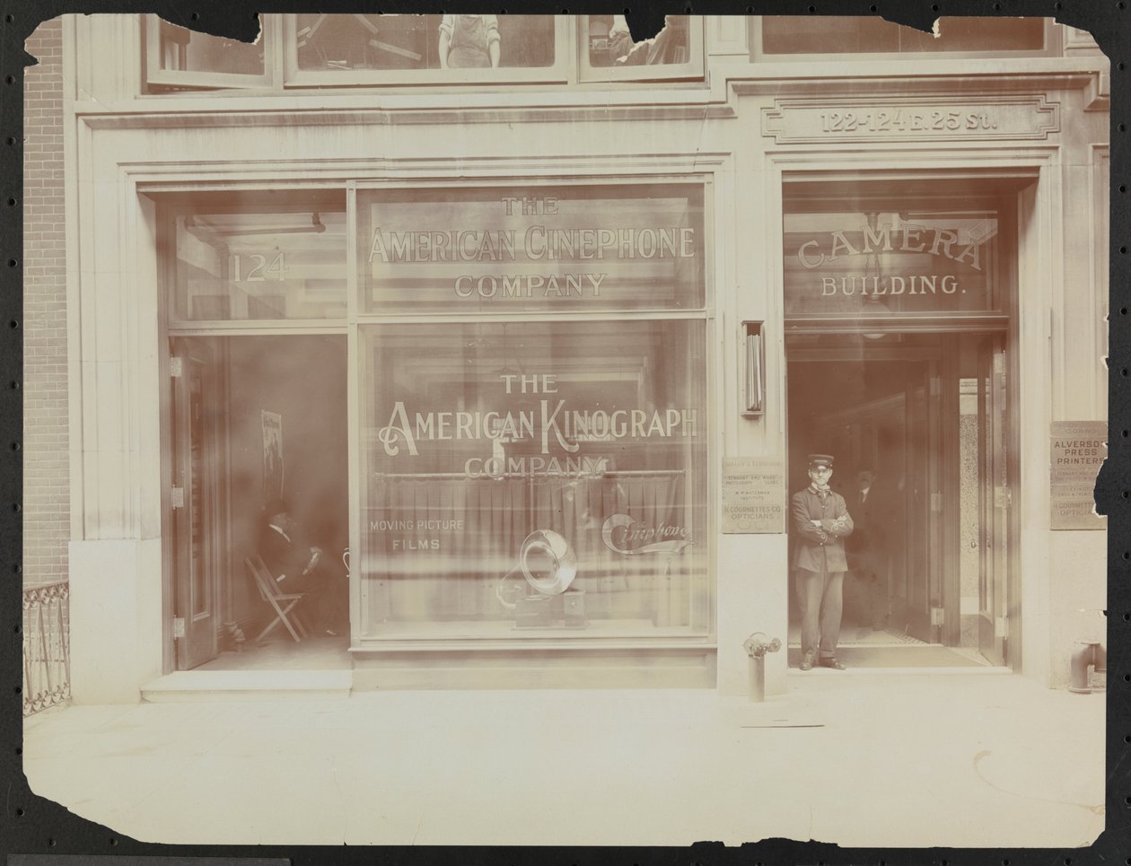 Fassade des ersten Stocks von 122-124 E. 25th Street, das Kameragebäude, American Cinephone Company, American Kinograph Company und Pförtner, New York von Company Byron