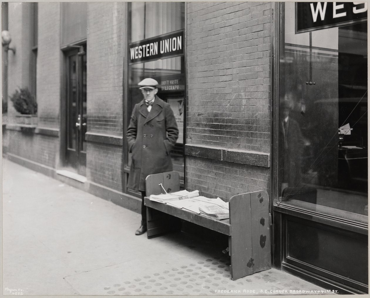 Der blinde Zeitungsverkäufer, Frederick Rode, und die südöstliche Ecke von Broadway & 41st St. von Company Byron
