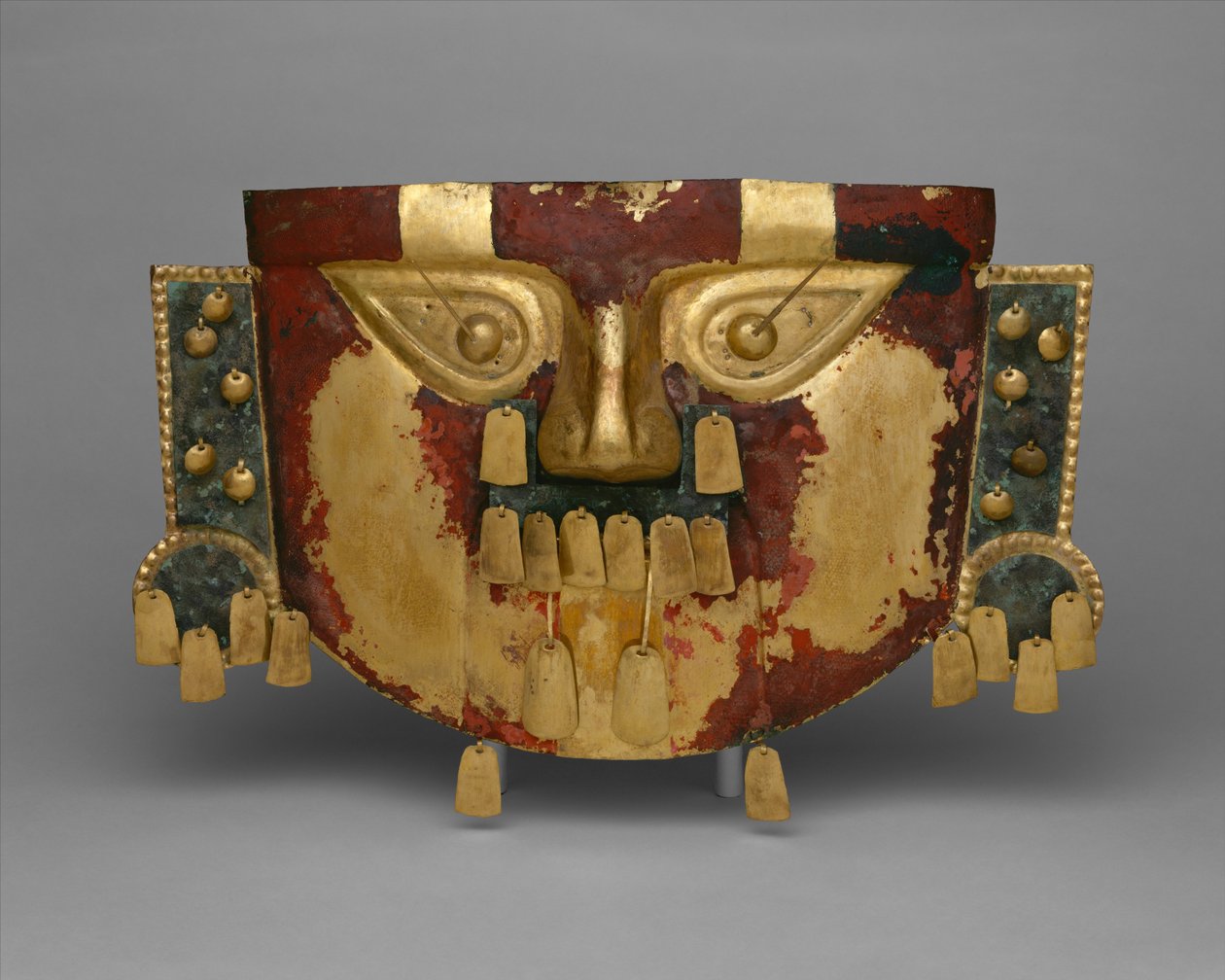Peruanische Begräbnismaske, 900-1100 n. Chr. (Gold, Silber-Kupfer-Überzüge, Zinnober) von Culture Sicán