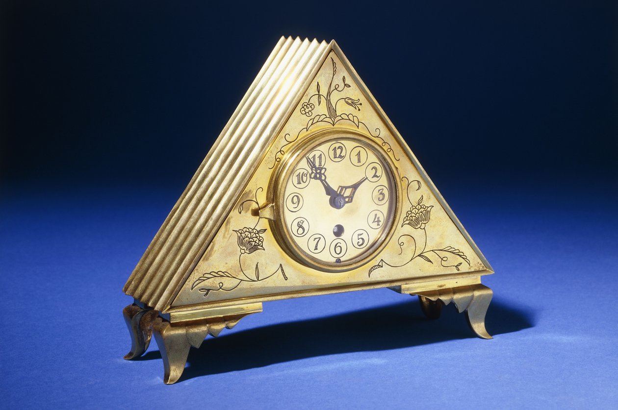 Eine dreieckige Messing-Tischuhr mit gravierter Blumendekoration von Dagobert (attr. to) Peche