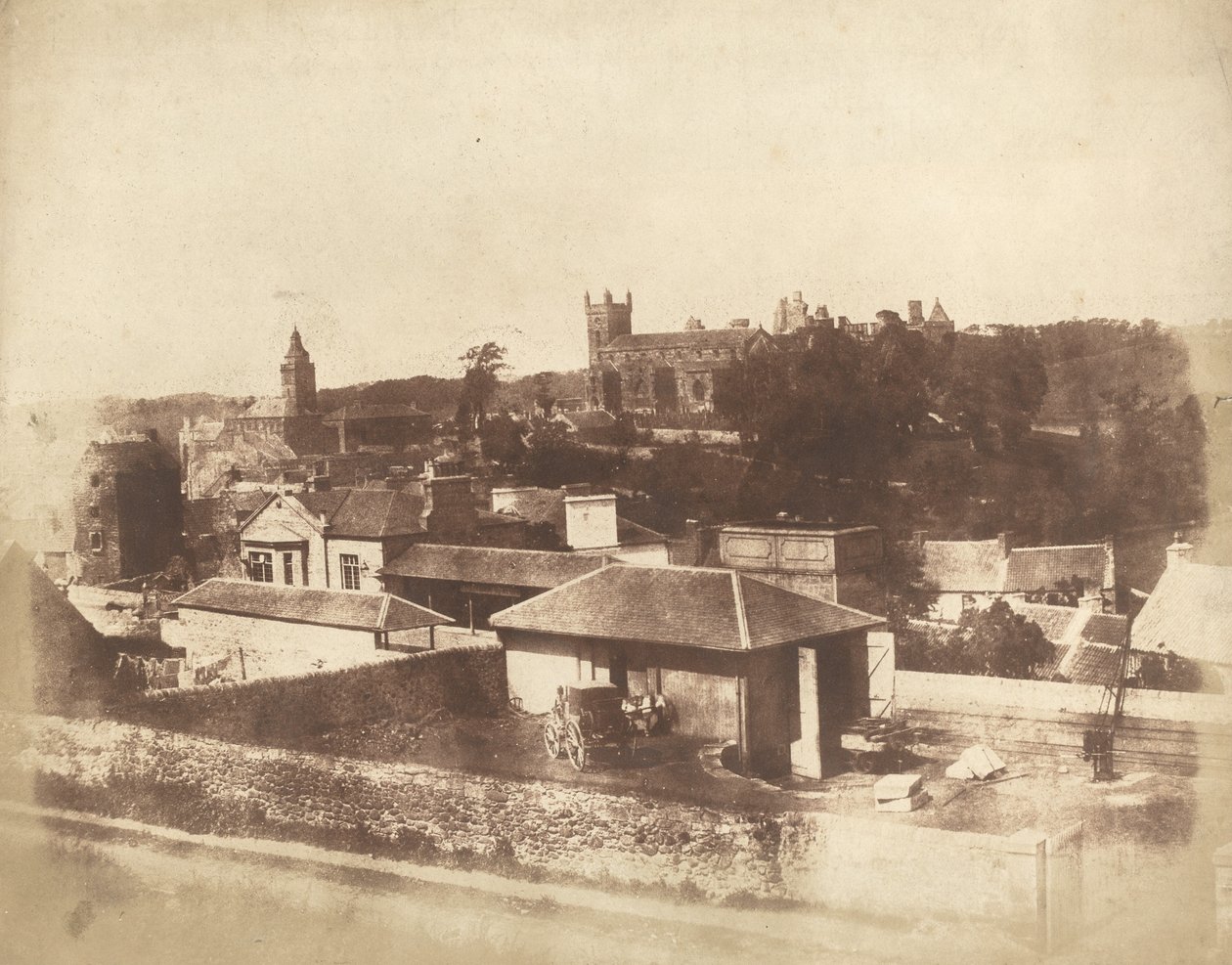 Linlithgow, vom Bahnhof aus, mit dem Rathaus, der St. Michael