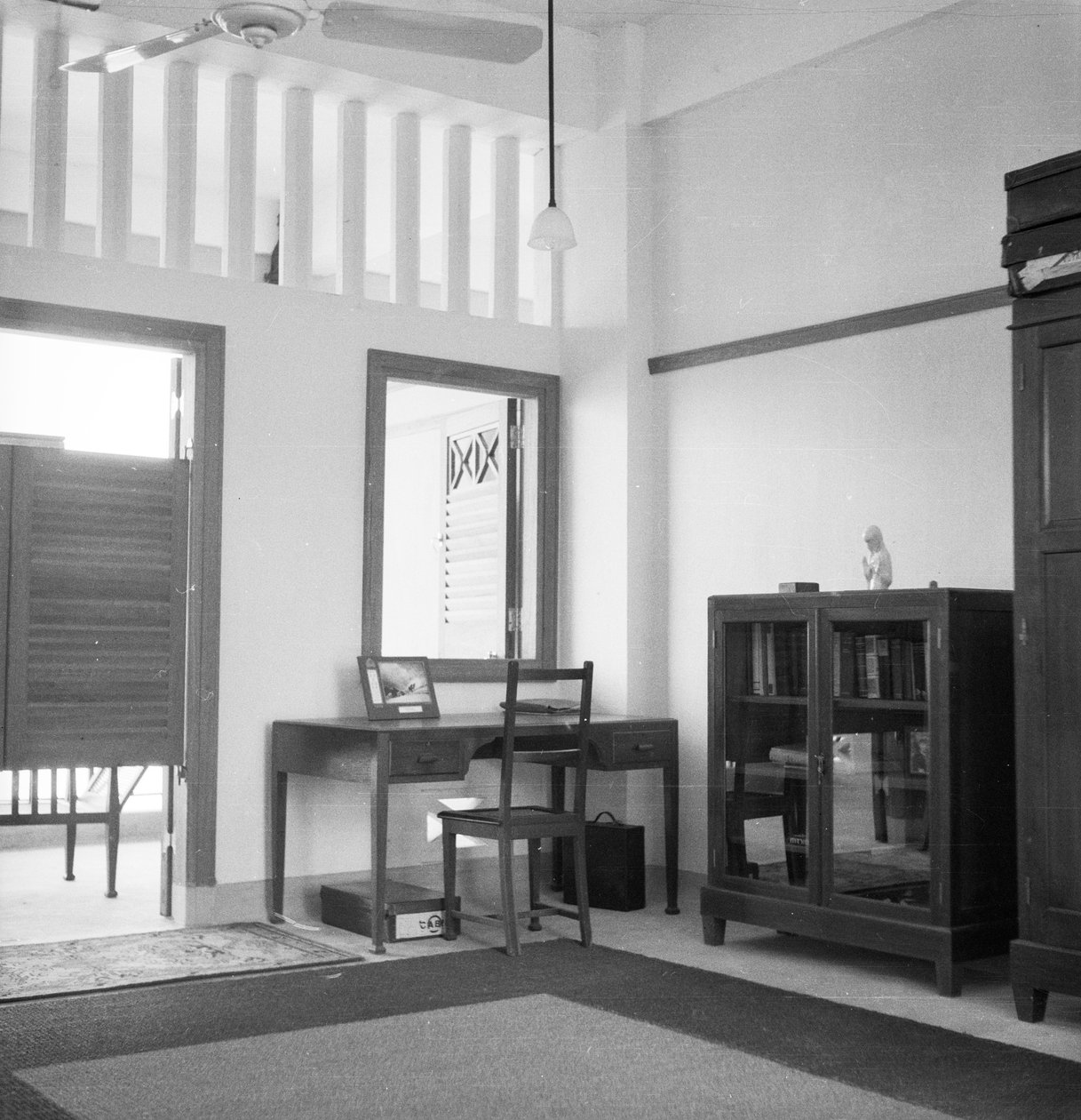 Innenkabine Nr. 13 in der Royal Air Force Station in Seletar, Singapur von David Watkin Waters