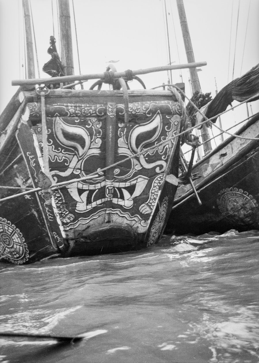 Der hochdekorative Bug eines Hangchow-Bucht-Händlerschiffs, das mit anderen Dschunken in Shanghai vertäut ist von David Watkin Waters