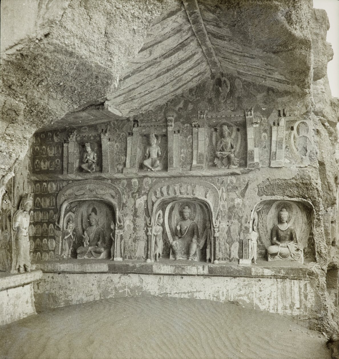 Statuen von Buddhas und Bodhisattvas, Höhle 259, Nordwand, Dunhuang-Höhlen, China von Desmond Parsons