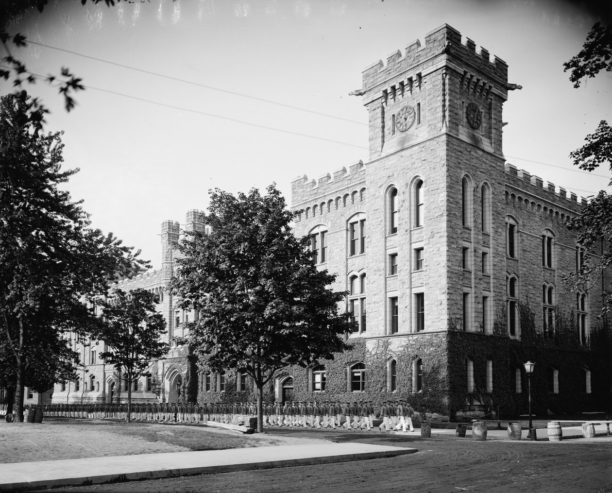 Das Akademiegebäude, Kadetten kehren vom Essen zurück, West Point, N.Y., ca. 1900-15 von Detroit Publishing Co.