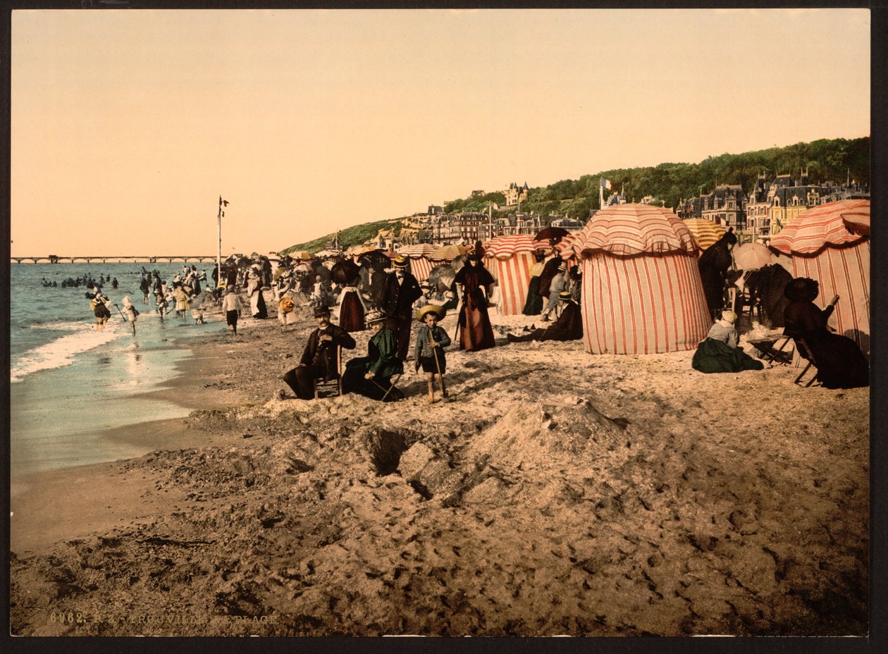 Der Strand zur Badezeit, Trouville-sur-Mer, Frankreich, ca. 1905 von Detroit Publishing Co.