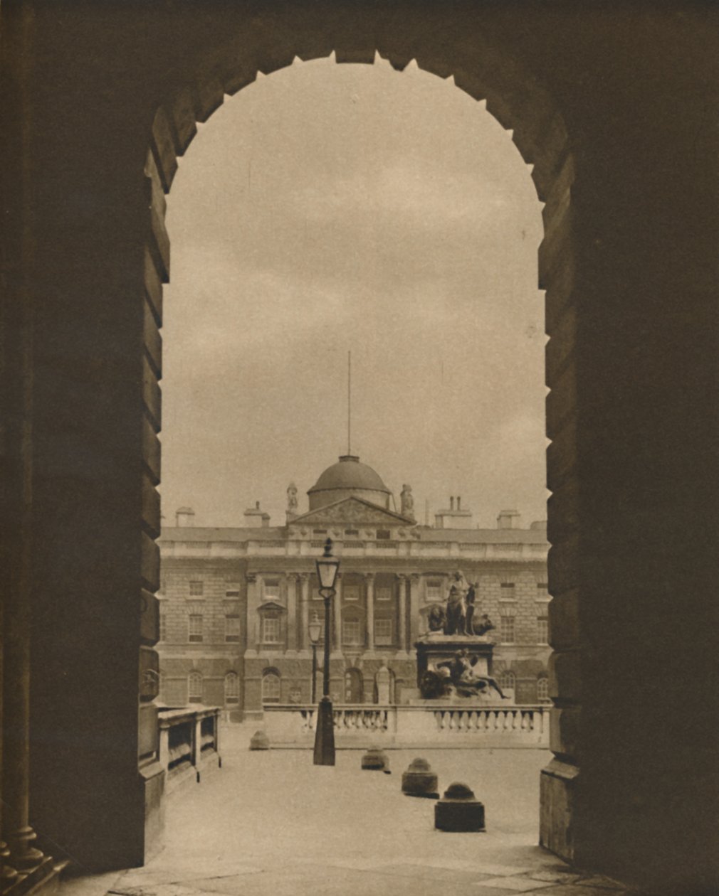 Ein flüchtiger Blick auf Somerset House vom Strand von Donald McLeish