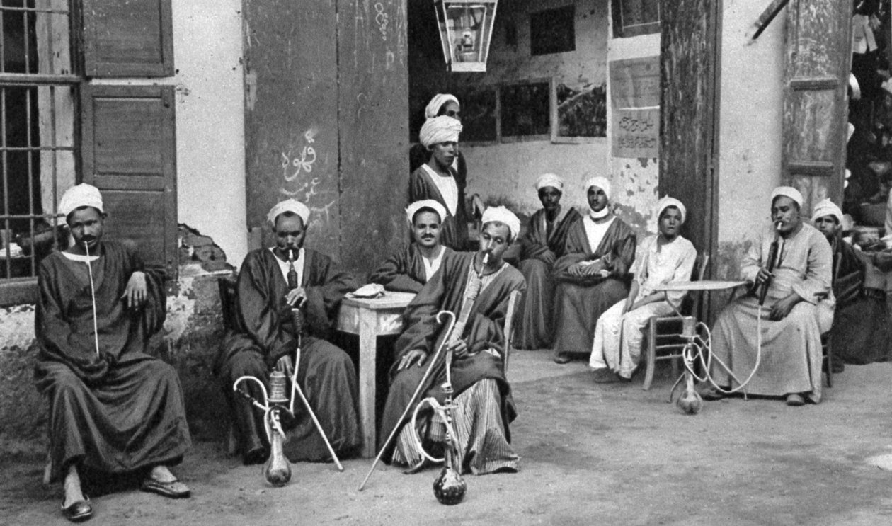 Arabisches Café in Esna, südlich von Luxor, Ägypten, um 1922 von Donald McLeish