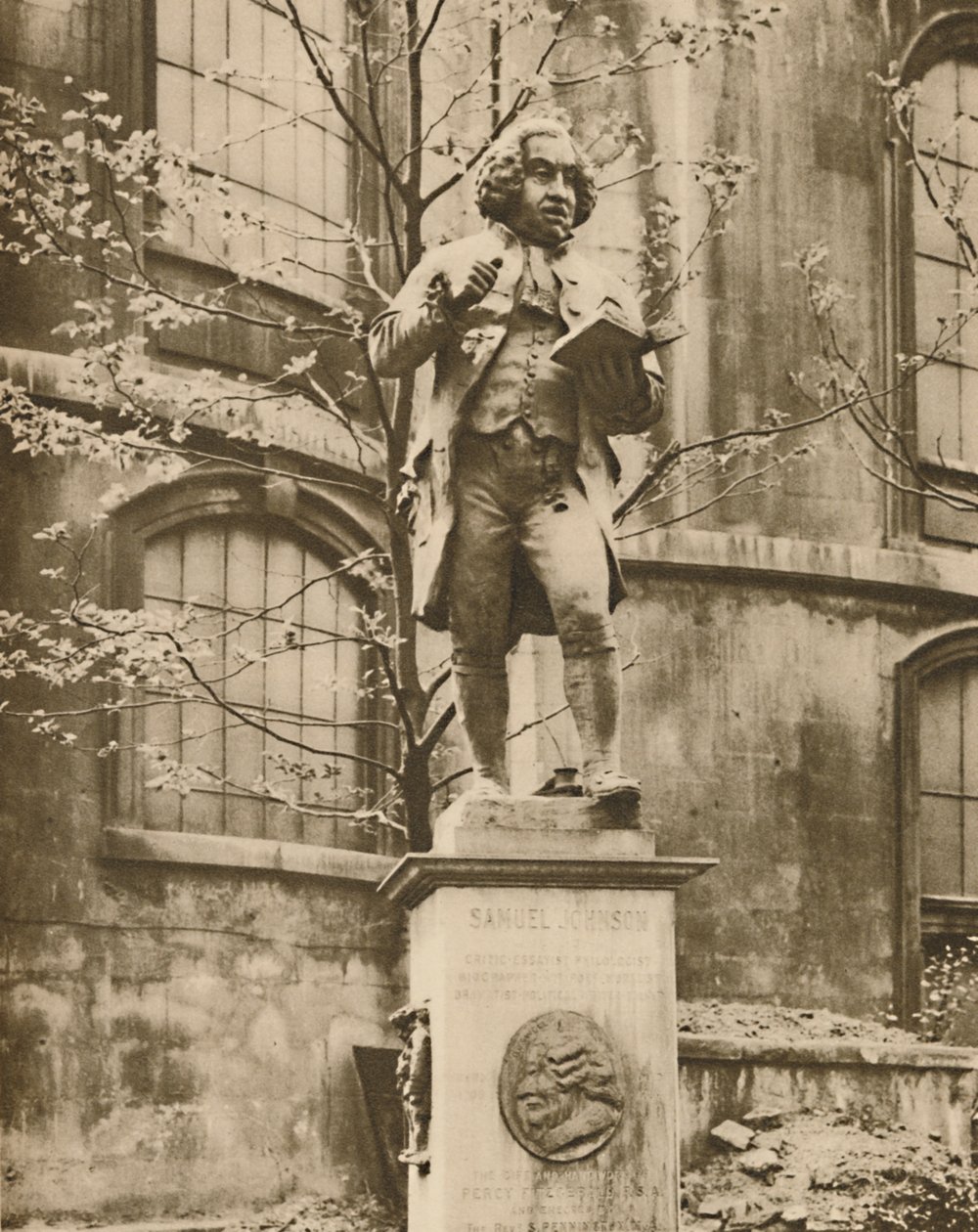 Dr. Johnson auf seinem Sockel, von dem aus er die Fleet Street sehen kann, ca. 1935 von Donald McLeish