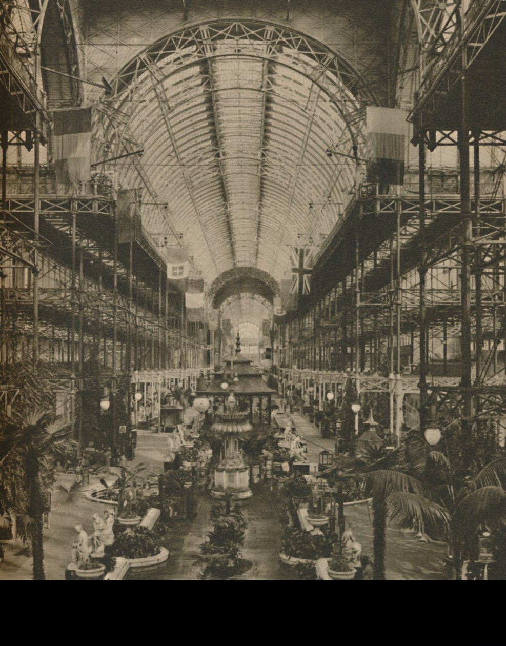 Große Halle mit ihren klusternden Balken und ornamentalem Wasser, ca. 1935 von Donald McLeish