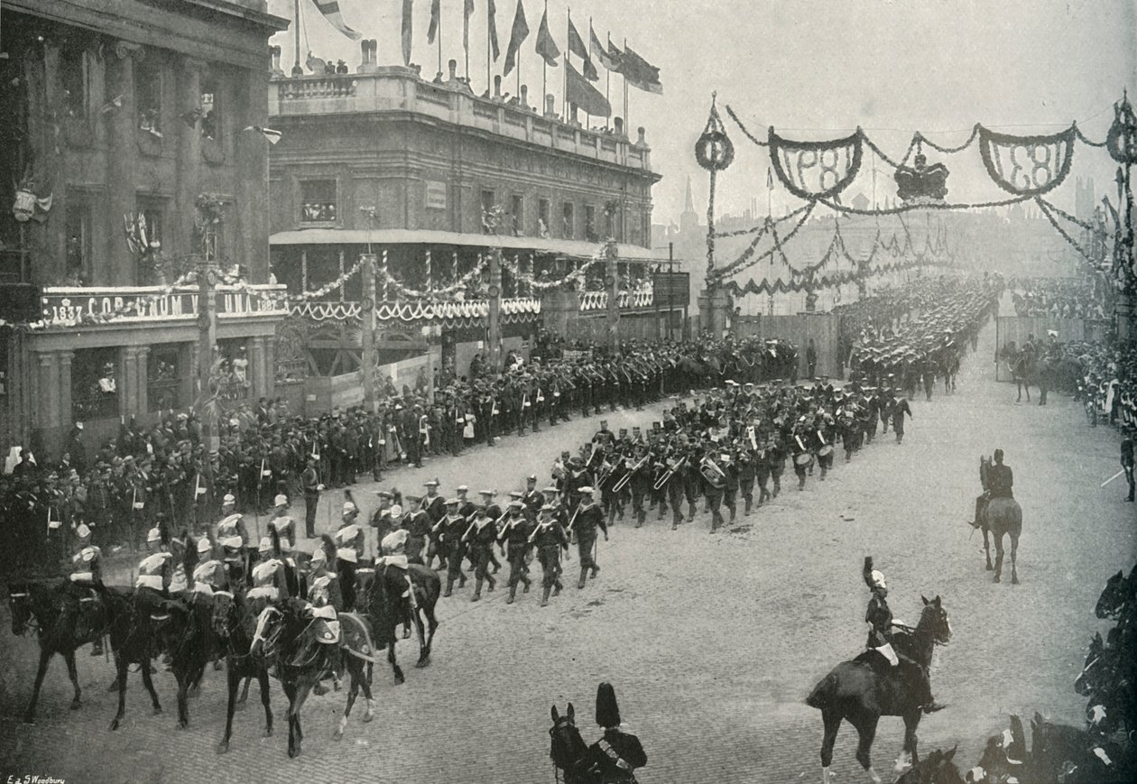 Das Marinekontingent überquert die London Bridge nach Southwark, London, 1897 von E. and S. Woodbury