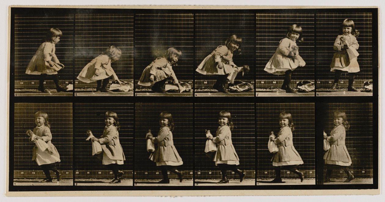 Kind hebt eine Puppe, dreht sich um und geht weg, aus dem Buch Animal Locomotion von Eadweard Muybridge