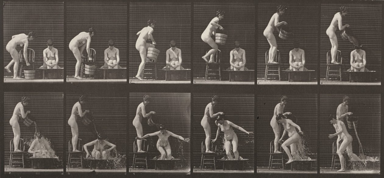 Tafel Nummer 406. Eine Frau schüttet einen Eimer Wasser über eine andere Frau von Eadweard Muybridge