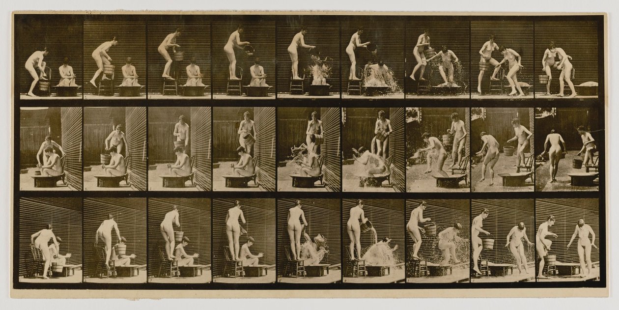 Frau gießt Becken mit Wasser über den Kopf einer anderen Frau, aus dem Buch Animal Locomotion von Eadweard Muybridge