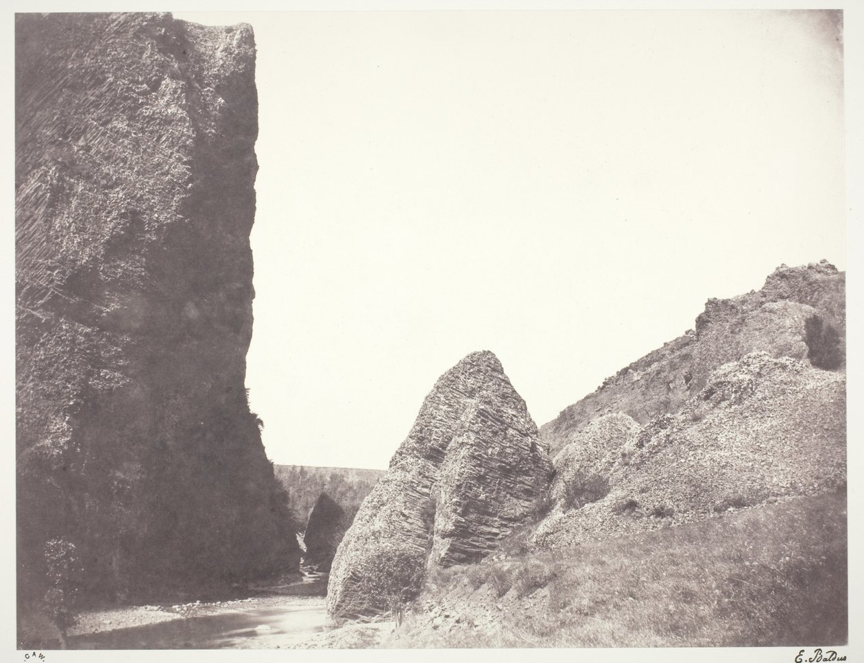 Bach fließt zwischen einer Klippe und Felsen von Edouard Denis Baldus