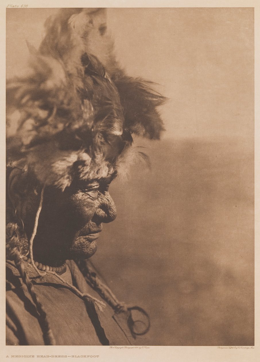 Ein Medizin-Kopfschmuck — Blackfoot von Edward S. Curtis