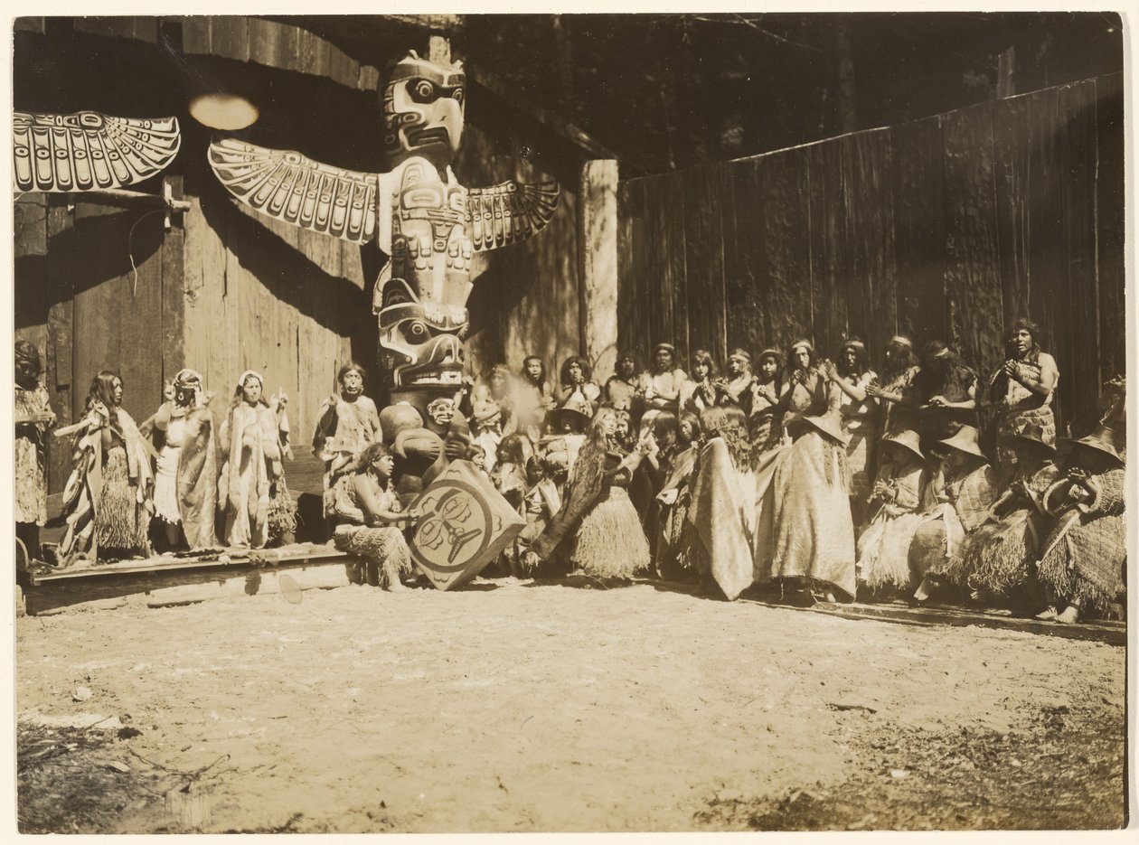 [Dicht an die Wände gedrängt war die bunte Schar von Kriegern und ihren Frauen] von Edward S. Curtis
