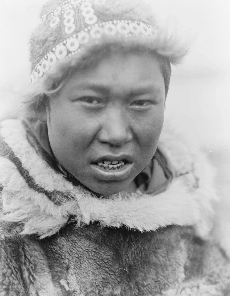 Ein Eskimo-Jugendlicher aus Hooper Bay, Alaska, ca. 1929 (s/w Foto) von Edward Sheriff Curtis
