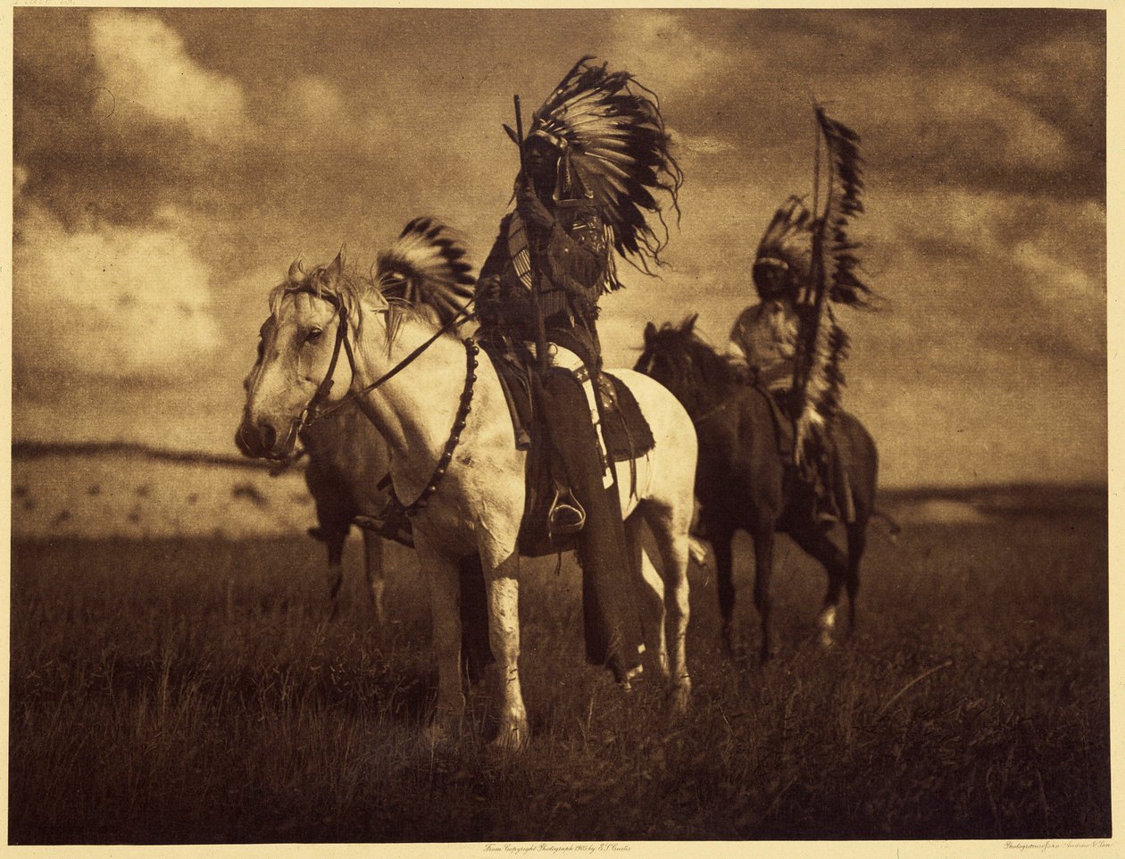 Sioux-Häuptlinge. Sehr oft bildeten zwei oder drei Männer eine Kriegstruppe und zogen wochen- oder monatelang umher. Manchmal kehrten sie mit Skalps, Pferden oder Frauen zurück. Dann wusste die Kriegstruppe, egal wie groß sie war, dass sie besiegt worden w von Edward Sheriff Curtis