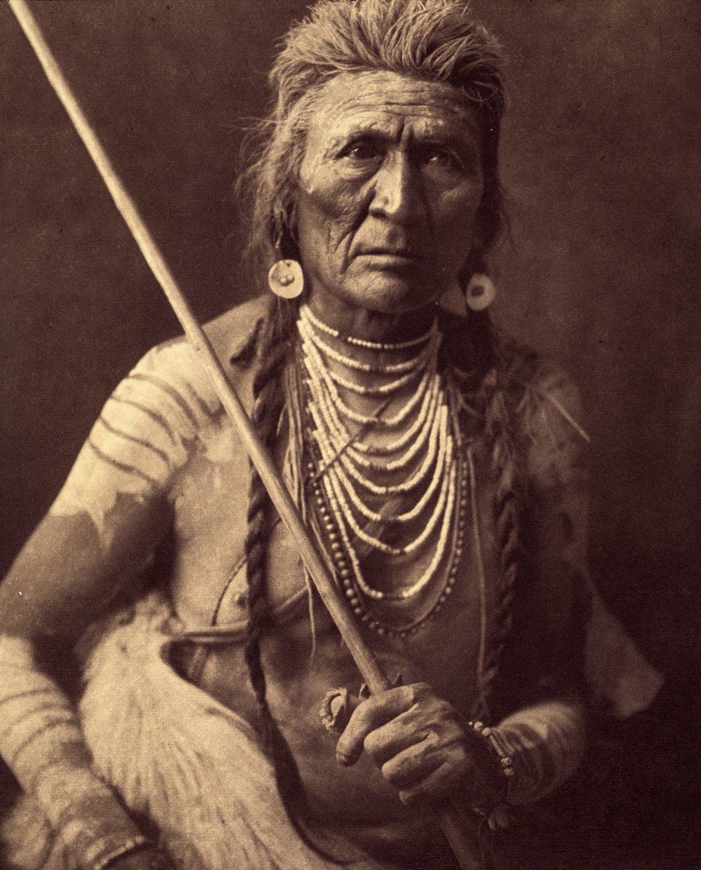 Wolf, Indianer Apsaroke (Wolf - Apsaroke auch manchmal Absaroke geschrieben) Foto aus Band 4 der Enzyklopädie von Edward S. Curtis (1868-1952) über die Indianer Nordamerikas, mit einem Vorwort von Theodore Roosevelt. Zwischen 1907 und 1930 von Edward Sheriff Curtis