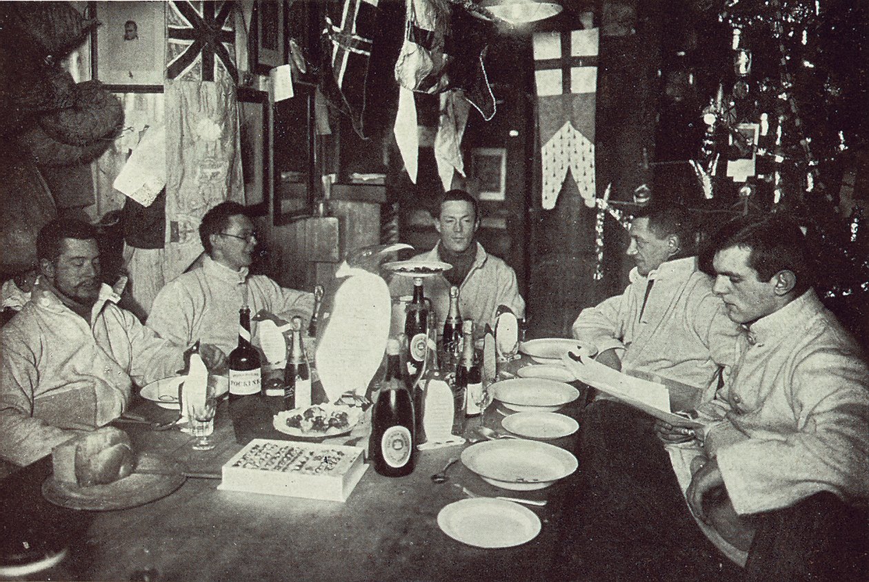 Die Offiziere, Mittwintertag-Dinner, Britische Antarktis-Expedition, Kap Evans, 22. Juni 1912 von Edward W. Nelson