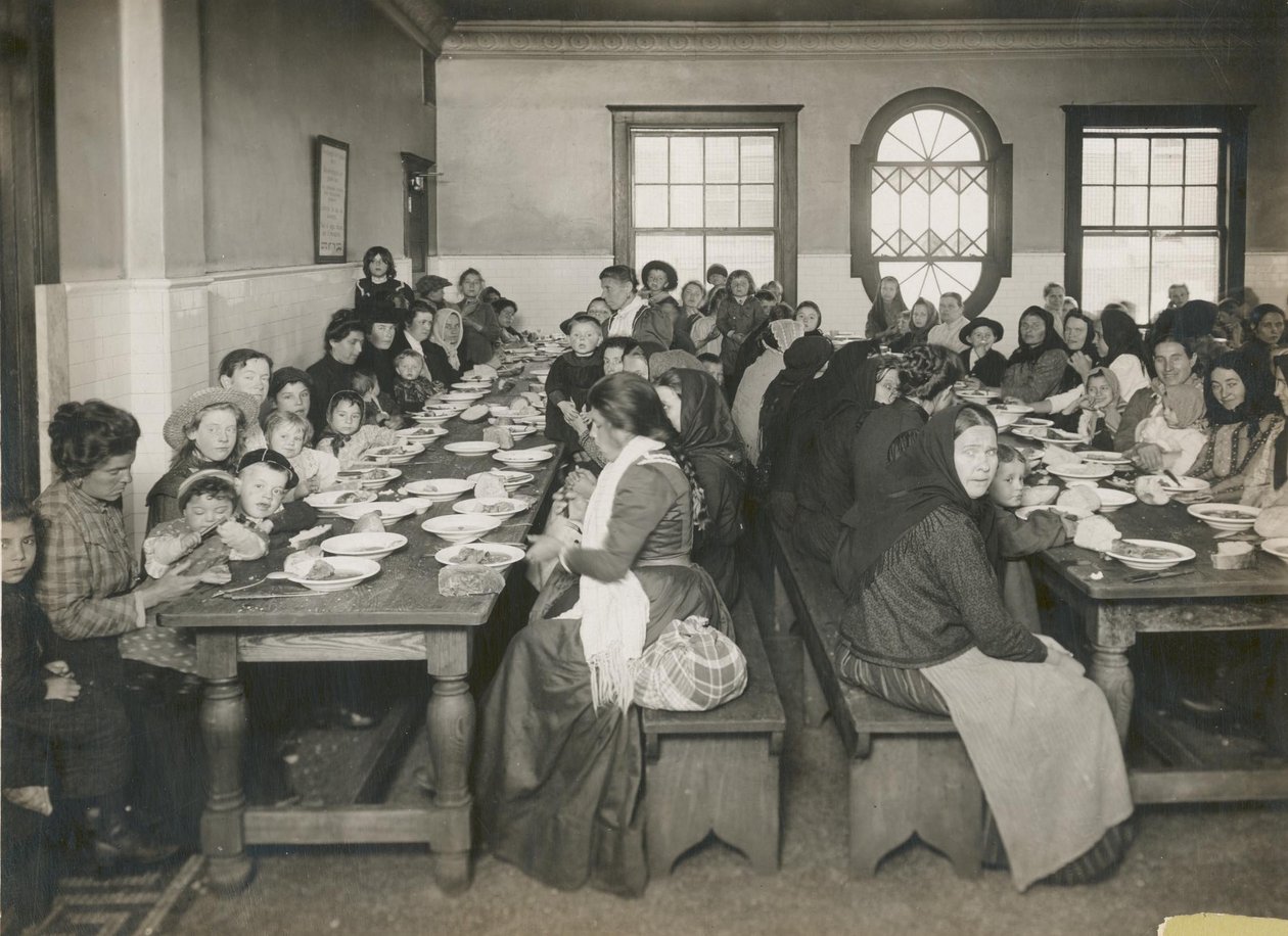Einwanderer erhalten eine kostenlose Mahlzeit auf Ellis Island, um 1906 (s/w Foto) von Edwin Levick