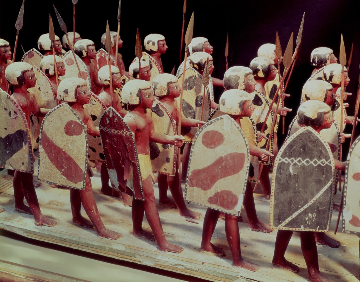 Grabmodell von marschierenden bewaffneten Soldaten, aus dem Grab von Prinz Mesehti, Assiut, Mittleres Reich, ca. 2000 v. Chr. von Egyptian 11th Dynasty