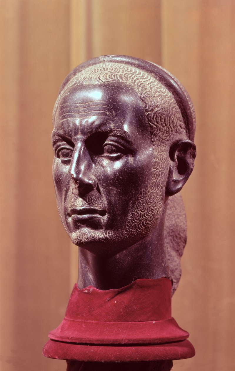 Kopf einer Statue eines bärtigen Priesters mit einem Sternendiadem, vermutlich ein Porträtbüste von Julius Caesar von Egyptian School