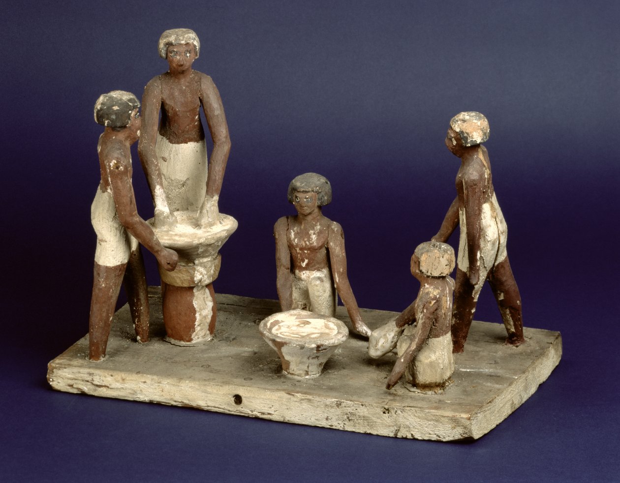 Modell von fünf Männern beim Brauen, aus Beni Hasan, Mittleres Reich, ca. 2035-1668 v. Chr. von Egyptian 11th Dynasty