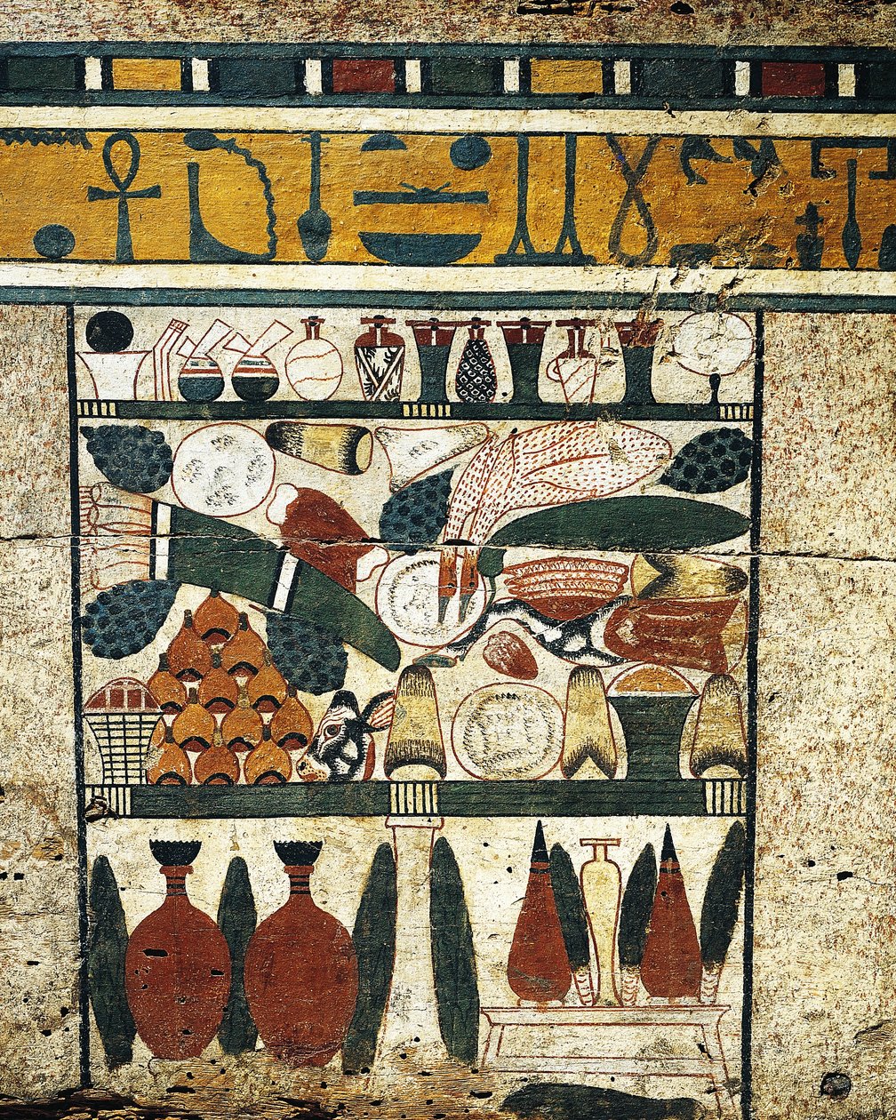Verputzte, bemalte Holztafel Detail mit einem Haufen von Grabbeigaben, aus dem Sarkophag von Ibi von Egyptian 17th Dynasty