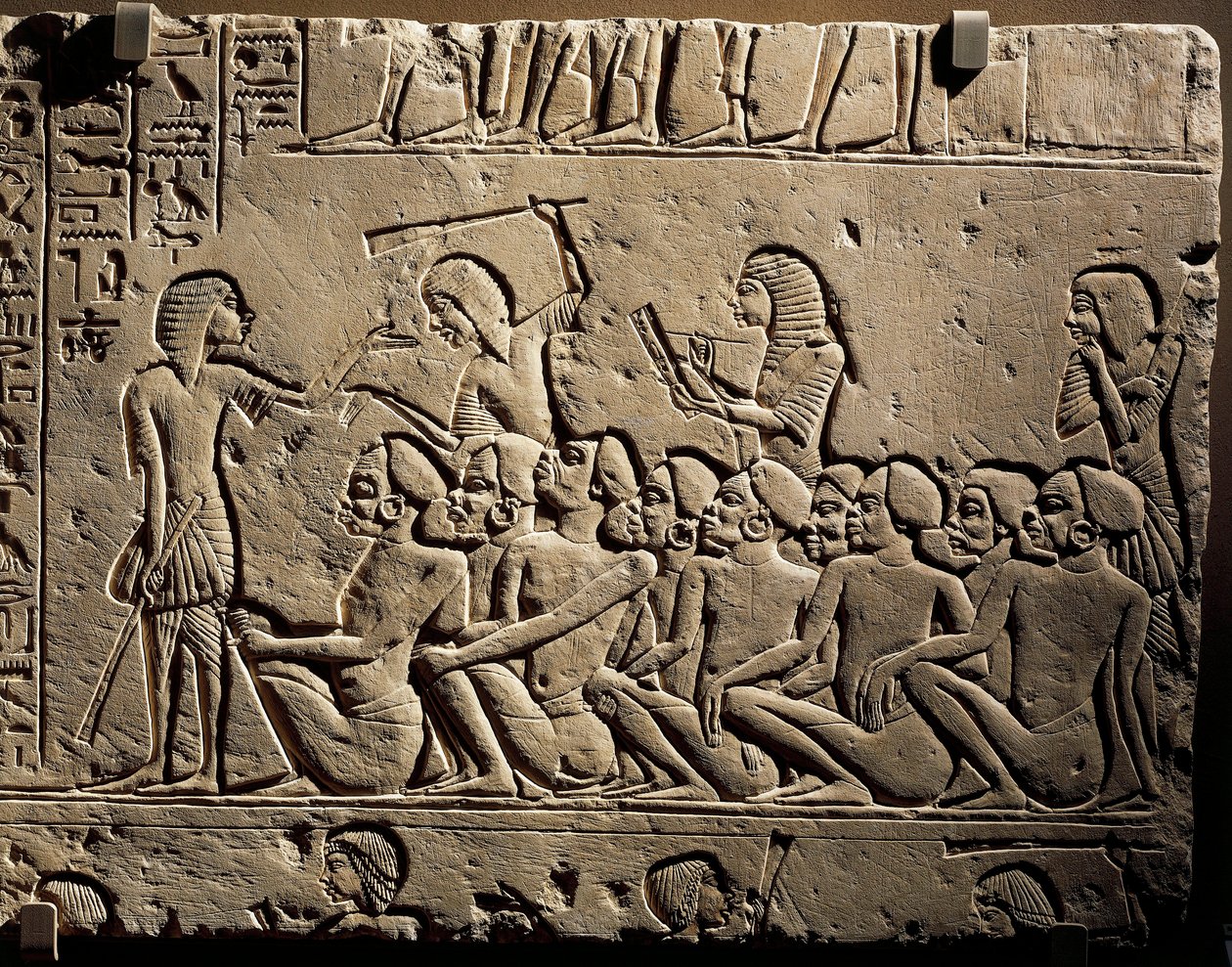 Eine Gruppe von Negroid-Gefangenen, umgeben von Wachen mit Keulen, während ein Schreiber einen Bericht erstellt, Relief aus dem Grab von Horemheb in Saqqara von Egyptian 18th Dynasty