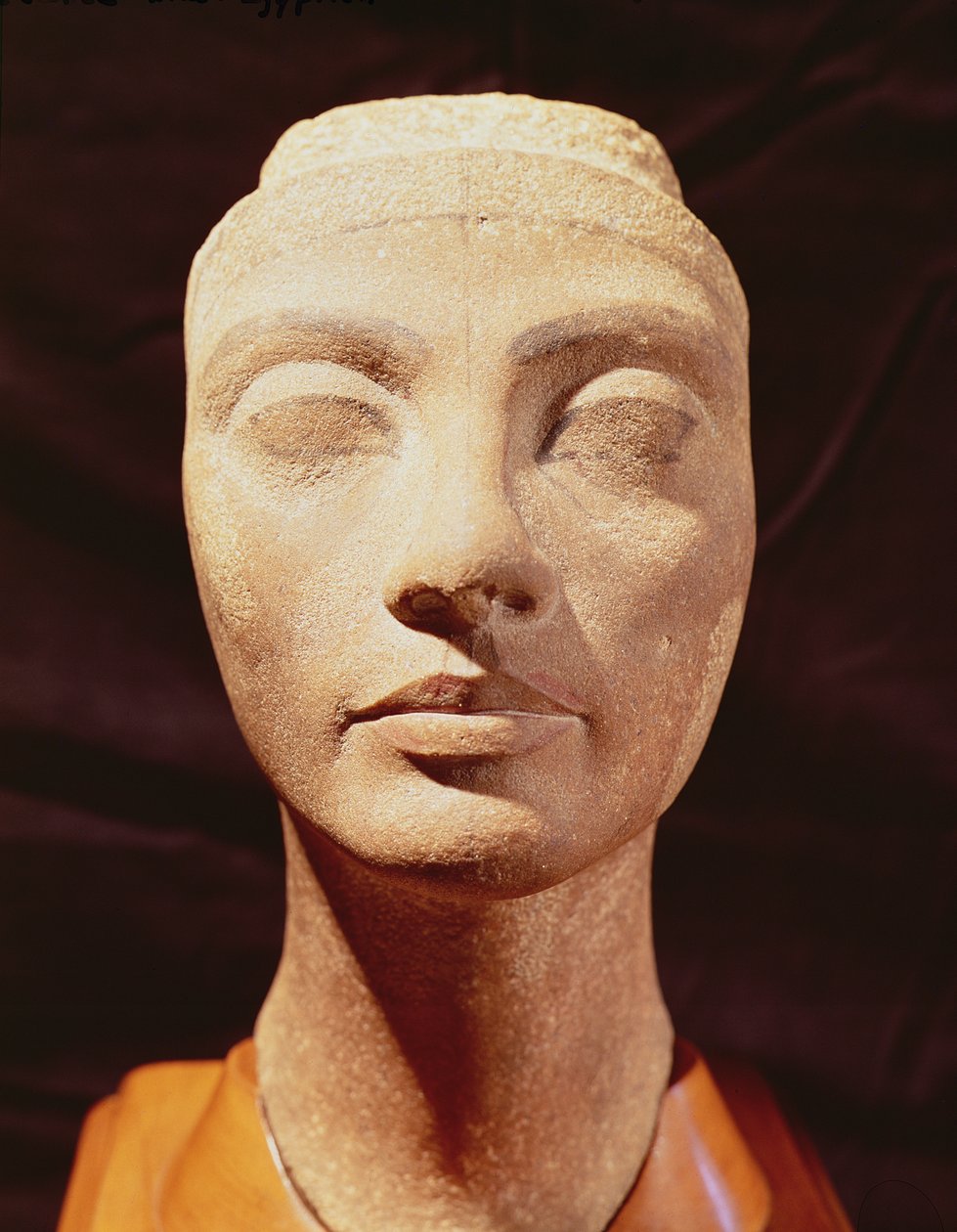 Ein königlicher Kopf, möglicherweise von Nofretete, aus Memphis, Neues Reich von Egyptian 18th Dynasty