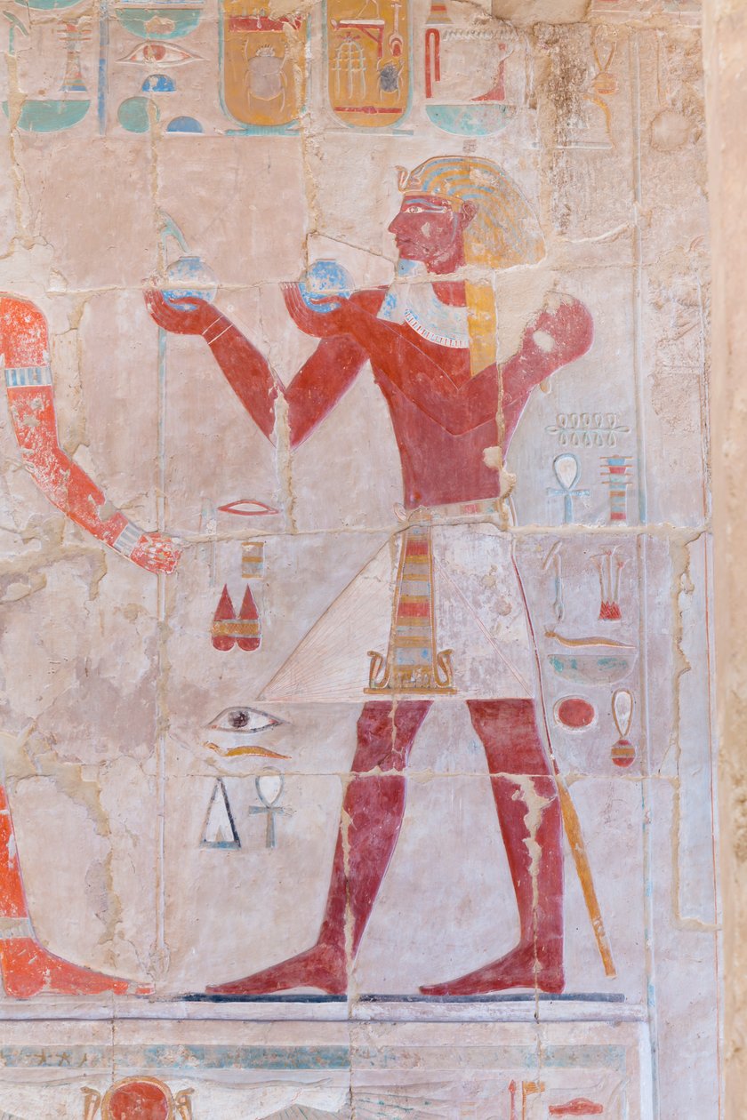 Basreliefbild eines Pharaos, der Opfer darbringt, Hatschepsut-Tempel von Deir el-Bahari, Luxor, Ägypten (Foto) von Egyptian 18th Dynasty