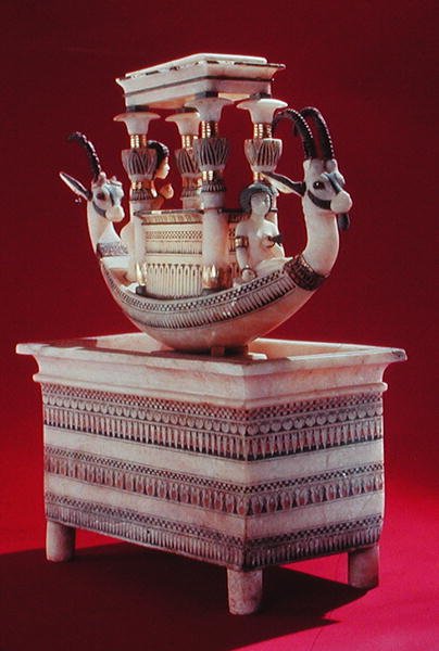 Truhe mit einem Boot, dekoriert mit zwei Köpfen eines syrischen Steinbocks und zwei weiblichen Figuren, die als Prinzessin Mutnedjmet angesehen werden, aus dem Grab von Tutanchamun von Egyptian 18th Dynasty