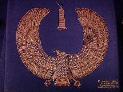 Halsband in Form der Geiergöttin Nekhbet, aus dem Grab von Tutanchamun von Egyptian 18th Dynasty