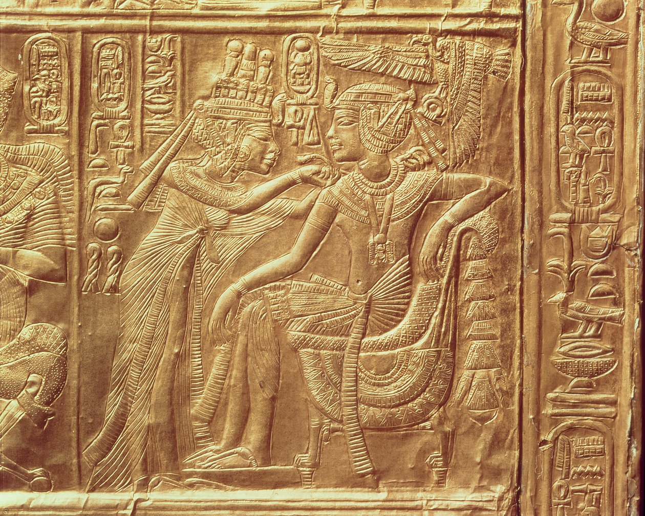 Detail vom kleinen Schrein des Tutanchamun, das die Königin zeigt, wie sie dem König eine Halskette anlegt, Neues Reich, ca. 1340 v. Chr. (vergoldet) von Egyptian 18th Dynasty