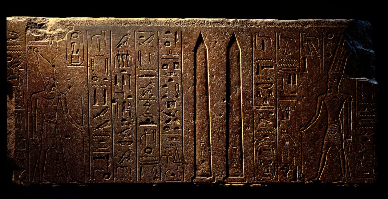 Ägyptische Antike: Detail eines gravierten Freskos, das Königin Hatschepsut (links) und zwei Obelisken im Tempel von Amun darstellt - Jahr 15 ihrer Herrschaft (1475-1468 v. Chr.) 18. Dynastie - Luxor, Ägyptisches Kunstmuseum von Egyptian 18th Dynasty