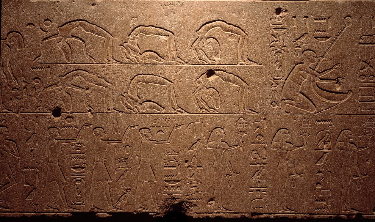Ägyptische Antike: Detail eines gravierten Freskos, das Tänzer, Kontorsionisten und Musiker darstellt. Zeit der Königin Hatschepsut (18. Dynastie). Luxor, Ägyptisches Kunstmuseum von Egyptian 18th Dynasty