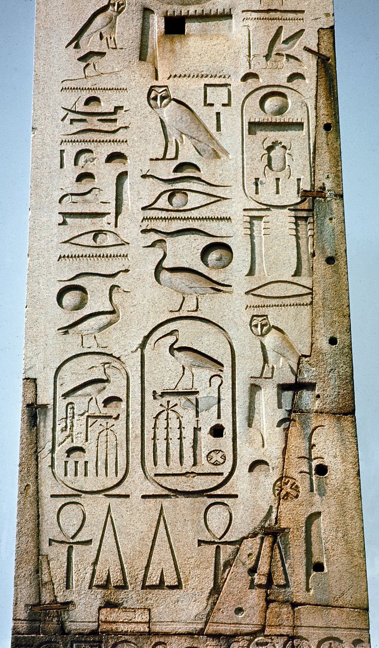 Ägyptische Antiquität: Detail des Lateranense-Obelisken, bedeckt mit Hieroglyphen aus dem Tempel von Amun in Theben. 15. Jahrhundert v. Chr. St. Johannes Platz, Rom von Egyptian 18th Dynasty