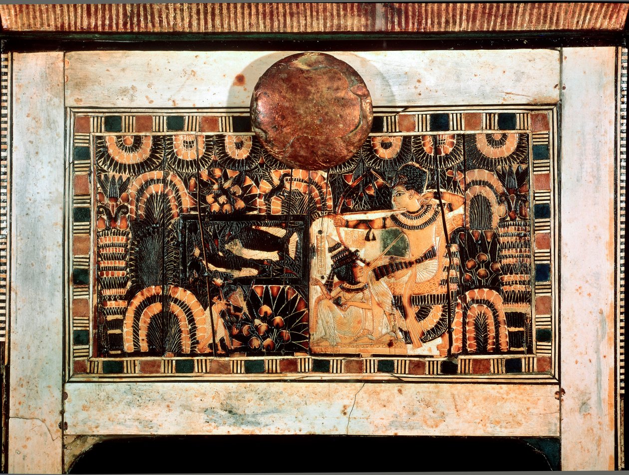 Ägyptische Antiquität: kleine Holzkiste mit Elfenbeinintarsien, die die Jagdpartien des Pharaos Tutanchamun darstellen. 18. Dynastie. Aus dem Grab von Tutanchamun. Tal der Könige. Theben Kairo, Ägyptisches Museum von Egyptian 18th Dynasty