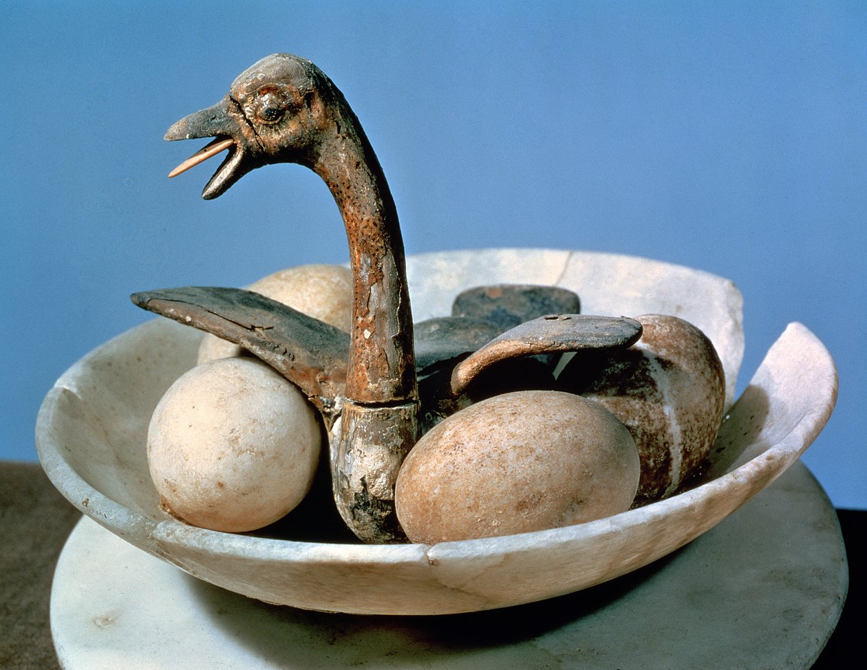 Deckel eines Alabastergefäßes, dekoriert mit einem Vogel in einem Nest mit Eiern, aus dem Grab von Tutanchamun (ca. 1370-52 v. Chr.) Neues Reich (bemaltes und verputztes Holz) von Egyptian 18th Dynasty