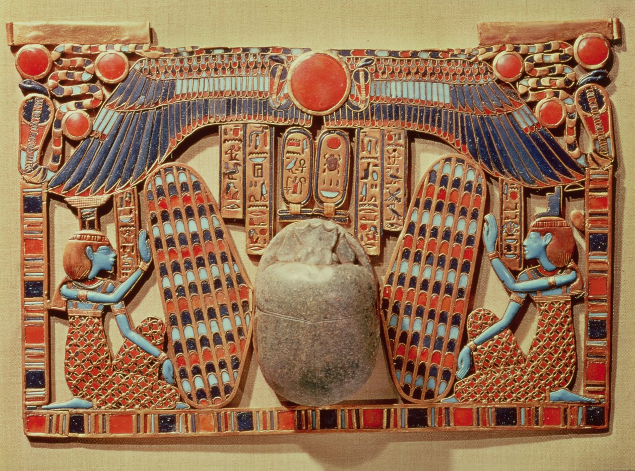 Pektorale, dekoriert mit dem geflügelten Skarabäus, geschützt von Isis und Nephthys, aus dem Grab von Tutanchamun (ca. 1370-52 v. Chr.) Neues Reich (Gold-Cloisonné und Glaspaste) von Egyptian 18th Dynasty