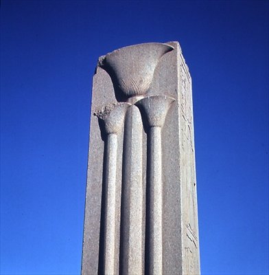 Säule mit stilisierten Lotusblüten, aus dem Komplex des Großen Tempels von Amun, Neues Reich von Egyptian 18th Dynasty