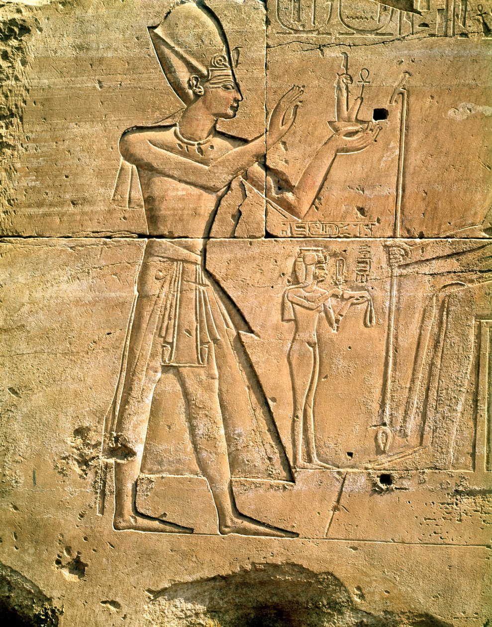 Relief, das Tuthmosis III. (ca. 1479-1425 v. Chr.) zeigt, wie er einem sitzenden Gott ein Opfer darbringt, Neues Reich von Egyptian 18th Dynasty
